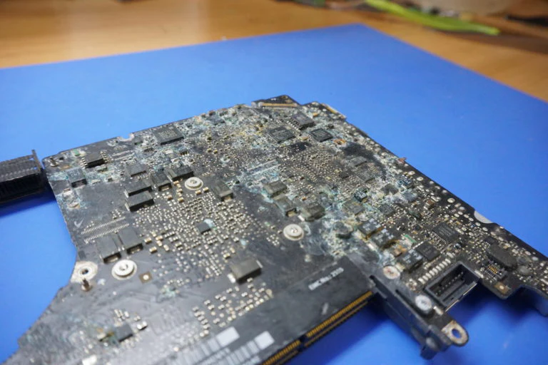 Proceso de baño químico en placa lógica de Macbook