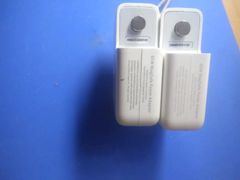 Comparación de cargador Magsafe original y genérico