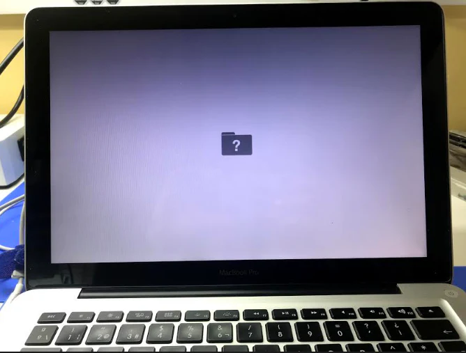 Macbook conectado al cargador con aviso de carga lenta