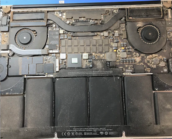 Técnico de Ideatecnia realizando microsoldadura en placa lógica