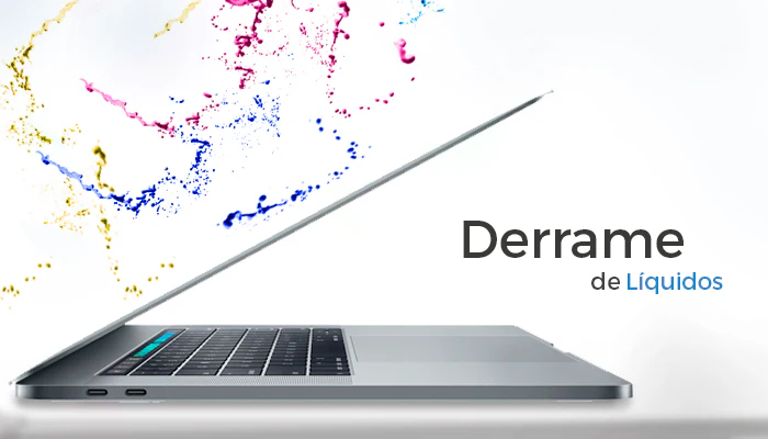 Técnico reparando placa lógica de Macbook