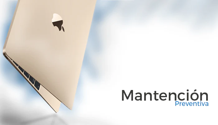 Técnico realizando mantención preventiva a un MacBook Pro en servicio técnico Ideatecnia