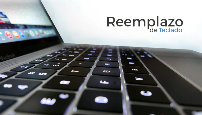 Técnico realizando cambio de teclado a un MacBook Pro en servicio técnico Ideatecnia