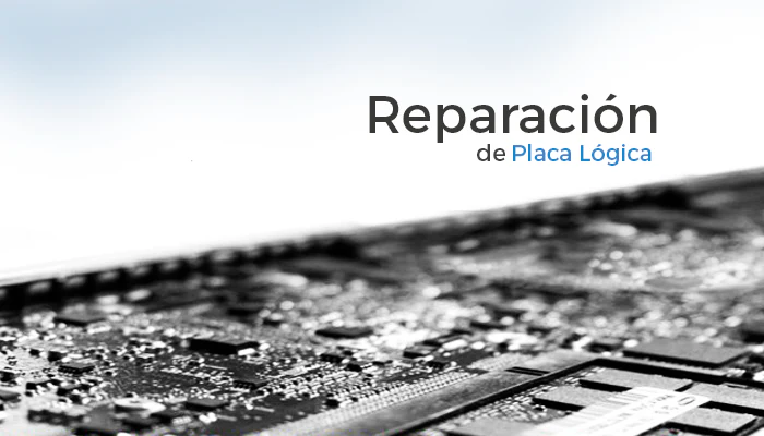 Técnico realizando reparación de placa lógica de MacBook en servicio técnico Ideatecnia